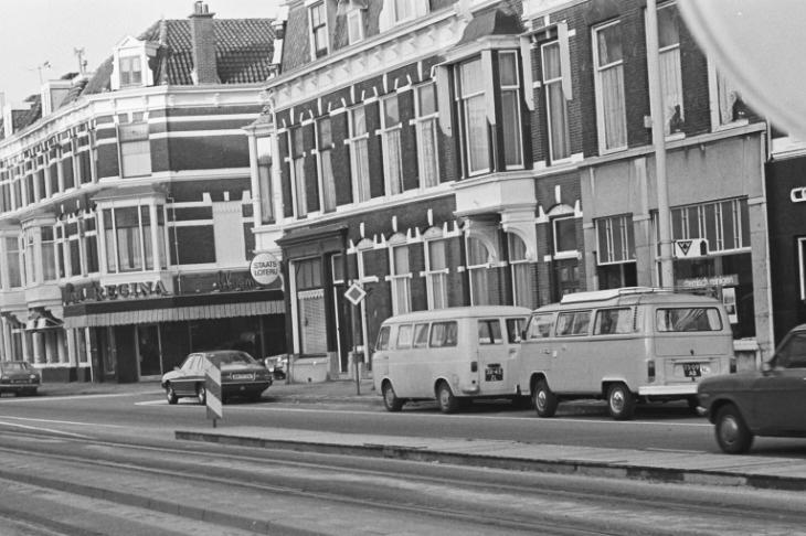 een foto van de den haag bloemen winkel regina bloemen van een hele lange tijd geleden, op deze zwart wit foto is de straat te zien met op de achtergrond de vestiging van regina duurzame bloemisten den haag