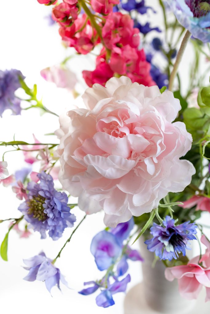 detailfoto boeket kunstbloemen blauw roze