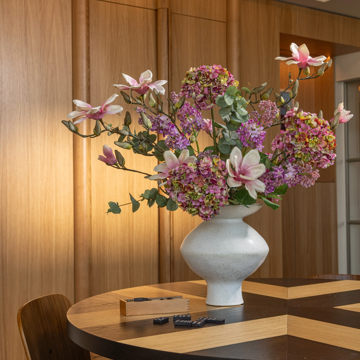 Het verschil tussen kunstbloemen en verse bloemen