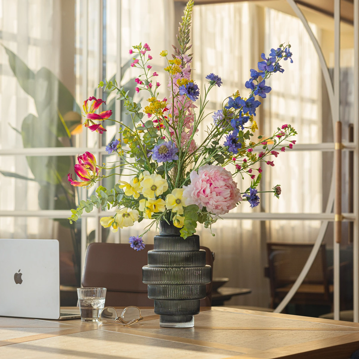 Hoe kunstbloemen je kantoor kunnen opfleuren