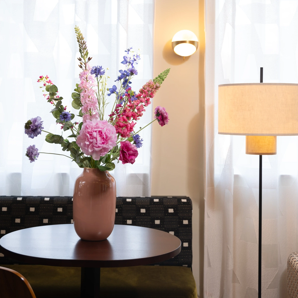 Mogen kunstbloemen in water